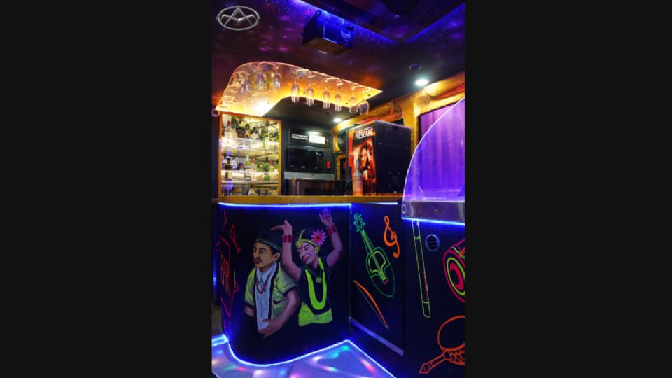 Club-on-Wheels-Party-Bus-04